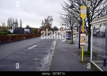 Jodoigne, Belgio. 24 novembre 2025. Fermata dell'autobus vuoto presso la stazione TEC di Jodoigne, il primo giorno di uno sciopero nazionale di 72 ore, lunedì 24 novembre 2025. Mantenere l'indice, rafforzare la sicurezza sociale e garantire un'equa partecipazione ai contributi previdenziali sono tutte esigenze volte a combattere la divisione sociale e a promuovere una maggiore giustizia sociale. Domani altri servizi pubblici si uniranno al movimento e mercoledì tutti i settori si riuniranno. BELGA PHOTO ERIC LALMAND credito: Belga News Agency/Alamy Live News Foto Stock