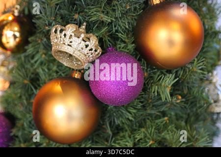 Corona d'oro e baubles ornamenti al lussuoso arredamento Christmas Tree Royal Foto Stock