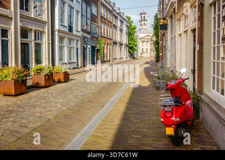Vista su una strada nel centro storico di Dordrecht, Paesi Bassi Foto Stock