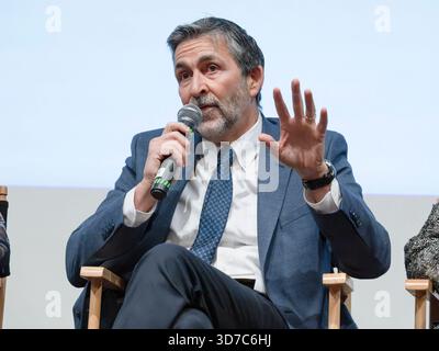 23 novembre 2025, Beverly Hills, California, USA: Comico inglese, l'attore, satira, drammaturgo e sceneggiatore PETER COOK assiste al regista Stanley Kramer Double Feature: Judgment at Norimberga and on the Beach presentato da Kat Kramer's Films That Change the World. (Credit Image: © Billy Bennight/ZUMA Press Wire) SOLO PER USO EDITORIALE! Non per USO commerciale! Foto Stock