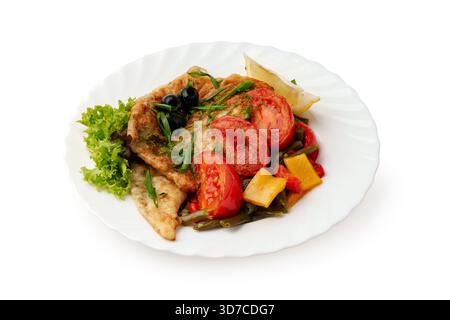 Delizioso pesce fritto con verdure fresche ed erbe aromatiche servito su un piatto bianco Foto Stock