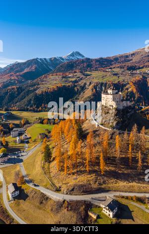 Vista aerea del castello di Tarasp in autunno. Tarasp, bassa Engadina, Cantone dei Grigioni, Svizzera, Europa. Foto Stock