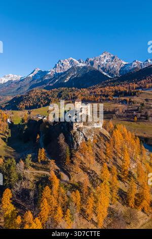 Vista aerea del castello di Tarasp in autunno. Tarasp, bassa Engadina, Cantone dei Grigioni, Svizzera, Europa. Foto Stock