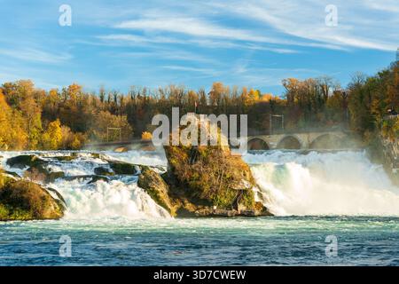 Svizzera paesaggio autunnale di Laufen ponte ad arco in pietra e fogliame dorato. Schaffhausen, Svizzera. Foto Stock