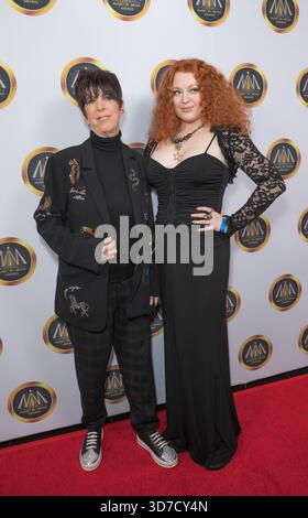 Diane Warren e April Henry al 16° Annual Hollywood Music in Media Awards all'Avalon di Los Angeles, California, il 19 novembre 2025. Foto Stock