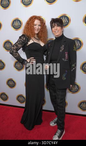 April Henry e Diane Warren arrivano al 16° Annual Hollywood Music in Media Awards all'Avalon di Los Angeles, California, il 19 novembre 2025. Foto Stock