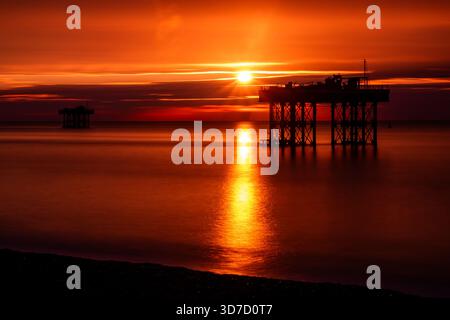 Esposizione prolungata all'alba di piattaforme di raffreddamento offshore abbandonate a Sizewell Foto Stock