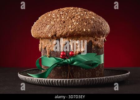 Panettone con torta di Natale, pane dolce tradizionale sullo sfondo delle vacanze Foto Stock