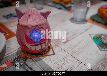 Vista ravvicinata della confuso bevanda all'uva Ray Smoothie di Gengar al Pokémon Cafe di Tokyo, Giappone Foto Stock