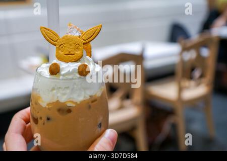 Eevee Royal Milk Tea drink con panna montata al Pokémon Cafe di Tokyo a Nihonbashi, Tokyo, Giappone Foto Stock