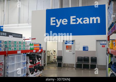 Ufficio di optometria all'interno di un negozio di alimentari Sam's Club con un cartello con la scritta "esame dell'occhio" Foto Stock
