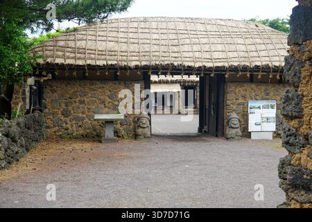 Casa tradizionale fatta di fango e pietra nel villaggio popolare di Ilchul Land Foto Stock