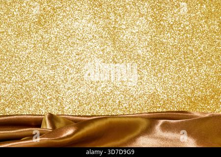 Podio vuoto rivestito in tessuto di seta Broun per i prodotti Montage su sfondo scintillante. Impostazione ideale per esposizione di prodotti, marchi di lusso, Holida Foto Stock