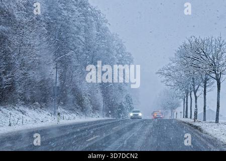 Achtung. Dichter Schneefall behindert den Verkehr am Alpenrand. Ruhpolding Chiemgau Bayern Deutschland *** attenzione forti nevicate ostacolano il traffico ai margini delle Alpi Ruhpolding Chiemgau Baviera Germania Copyright: XRolfxPossx Foto Stock