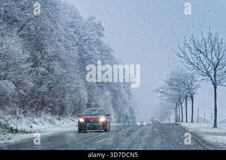 Achtung. Dichter Schneefall behindert den Verkehr am Alpenrand. Ruhpolding Chiemgau Bayern Deutschland *** attenzione forti nevicate ostacolano il traffico ai margini delle Alpi Ruhpolding Chiemgau Baviera Germania Copyright: XRolfxPossx Foto Stock
