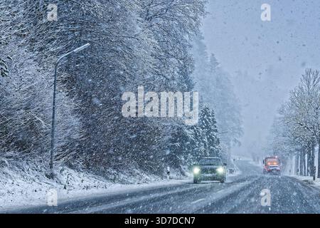 Achtung. Dichter Schneefall behindert den Verkehr am Alpenrand. Ruhpolding Chiemgau Bayern Deutschland *** attenzione forti nevicate ostacolano il traffico ai margini delle Alpi Ruhpolding Chiemgau Baviera Germania Copyright: XRolfxPossx Foto Stock