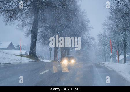 Achtung. Dichter Schneefall behindert den Verkehr am Alpenrand. Ruhpolding Chiemgau Bayern Deutschland *** attenzione forti nevicate ostacolano il traffico ai margini delle Alpi Ruhpolding Chiemgau Baviera Germania Copyright: XRolfxPossx Foto Stock