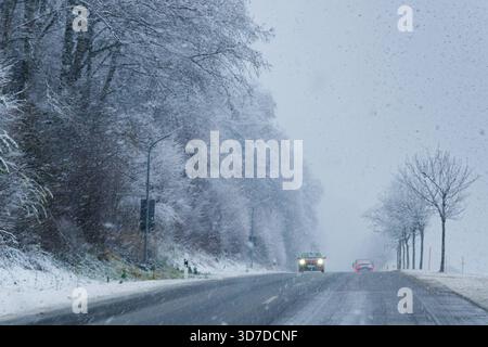 Achtung. Dichter Schneefall behindert den Verkehr am Alpenrand. Ruhpolding Chiemgau Bayern Deutschland *** attenzione forti nevicate ostacolano il traffico ai margini delle Alpi Ruhpolding Chiemgau Baviera Germania Copyright: XRolfxPossx Foto Stock