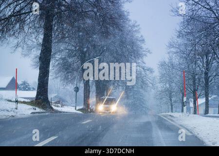 Achtung. Dichter Schneefall behindert den Verkehr am Alpenrand. Ruhpolding Chiemgau Bayern Deutschland *** attenzione forti nevicate ostacolano il traffico ai margini delle Alpi Ruhpolding Chiemgau Baviera Germania Copyright: XRolfxPossx Foto Stock
