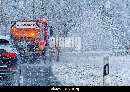 Achtung. Dichter Schneefall behindert den Verkehr am Alpenrand , der Schneepflug ist im Dauereinsatz. Ruhpolding Chiemgau Bayern Deutschland *** attenzione forti nevicate ostacolano il traffico ai margini delle Alpi, l'aratro nevoso è in uso costante Ruhpolding Chiemgau Baviera Germania Copyright: XRolfxPossx Foto Stock