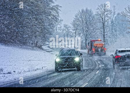 Achtung. Dichter Schneefall behindert den Verkehr am Alpenrand , der Schneepflug ist im Dauereinsatz. Ruhpolding Chiemgau Bayern Deutschland *** attenzione forti nevicate ostacolano il traffico ai margini delle Alpi, l'aratro nevoso è in uso costante Ruhpolding Chiemgau Baviera Germania Copyright: XRolfxPossx Foto Stock