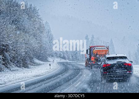 Achtung. Dichter Schneefall behindert den Verkehr am Alpenrand , der Schneepflug ist im Dauereinsatz. Ruhpolding Chiemgau Bayern Deutschland *** attenzione forti nevicate ostacolano il traffico ai margini delle Alpi, l'aratro nevoso è in uso costante Ruhpolding Chiemgau Baviera Germania Copyright: XRolfxPossx Foto Stock