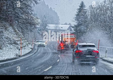Achtung. Dichter Schneefall behindert den Verkehr am Alpenrand , der Schneepflug ist im Dauereinsatz. Ruhpolding Chiemgau Bayern Deutschland *** attenzione forti nevicate ostacolano il traffico ai margini delle Alpi, l'aratro nevoso è in uso costante Ruhpolding Chiemgau Baviera Germania Copyright: XRolfxPossx Foto Stock