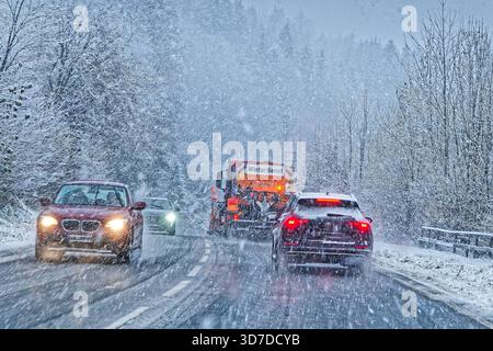Achtung. Dichter Schneefall behindert den Verkehr am Alpenrand , der Schneepflug ist im Dauereinsatz. Ruhpolding Chiemgau Bayern Deutschland *** attenzione forti nevicate ostacolano il traffico ai margini delle Alpi, l'aratro nevoso è in uso costante Ruhpolding Chiemgau Baviera Germania Copyright: XRolfxPossx Foto Stock