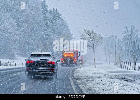 Achtung. Dichter Schneefall behindert den Verkehr am Alpenrand , der Schneepflug ist im Dauereinsatz. Ruhpolding Chiemgau Bayern Deutschland *** attenzione forti nevicate ostacolano il traffico ai margini delle Alpi, l'aratro nevoso è in uso costante Ruhpolding Chiemgau Baviera Germania Copyright: XRolfxPossx Foto Stock