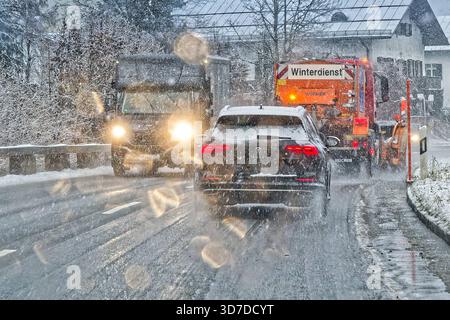 Achtung. Dichter Schneefall behindert den Verkehr am Alpenrand , der Schneepflug ist im Dauereinsatz. Ruhpolding Chiemgau Bayern Deutschland *** attenzione forti nevicate ostacolano il traffico ai margini delle Alpi, l'aratro nevoso è in uso costante Ruhpolding Chiemgau Baviera Germania Copyright: XRolfxPossx Foto Stock