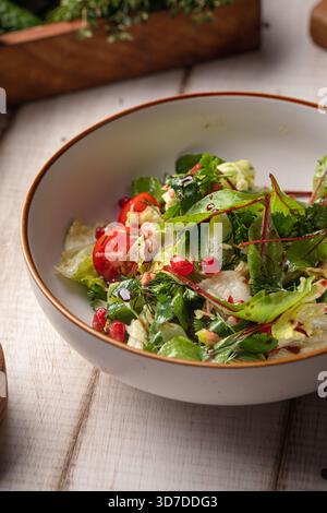 Insalata verde fresca con verdure miste Foto Stock