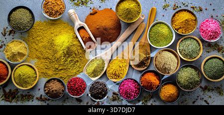 Composizione con assortimento di spezie ed erbe. Foto Stock
