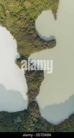 Veduta aerea di uno stupefacente contrasto di vegetazione lussureggiante con le acque lattiginose dell'argilla Works, Saint Austell, Regno Unito. Foto Stock