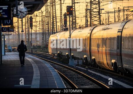 Stazione centrale di Dortmund, treno ICE sul binario, Renania settentrionale-Vestfalia, Germanyd Foto Stock