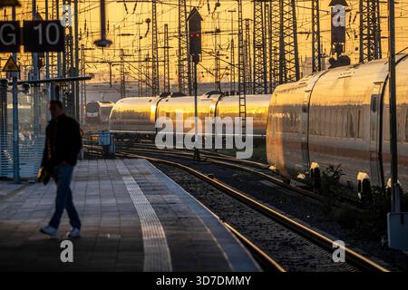 Stazione centrale di Dortmund, treno ICE sul binario, Renania settentrionale-Vestfalia, Germanyd Foto Stock
