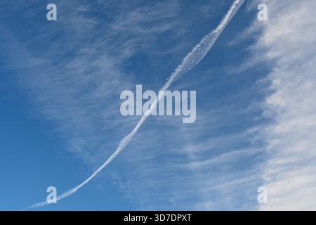 piste per moto d'acqua nel cielo Foto Stock