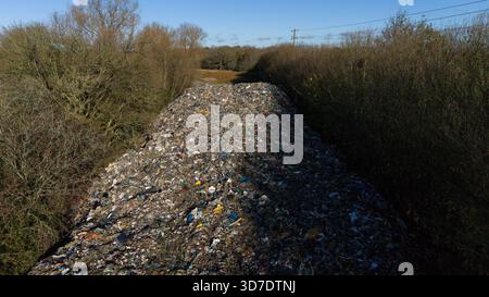 Una vista generale della montagna di rifiuti lunga 150 m che è stata scaricata illegalmente accanto alla A34 e vicino al fiume Cherwell a Kidlington, Oxfordshire. Data foto: Martedì 25 novembre 2025. Foto Stock