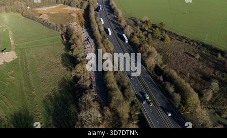 Una vista generale della montagna di rifiuti lunga 150 m che è stata scaricata illegalmente accanto alla A34 e vicino al fiume Cherwell a Kidlington, Oxfordshire. Data foto: Martedì 25 novembre 2025. Foto Stock