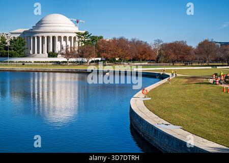 WASHINGTON DC - il progetto di costruzione del Tidal Basin Seawall nell'angolo meridionale del bacino di Tidal è visto il 24 novembre 2025, con il Jefferson Memorial sullo sfondo. Questo ampio progetto affronta il problema del cedimento e delle inondazioni quotidiane che hanno colpito le storiche banchine del bacino delle maree. Gestito dal National Park Service, lo sforzo multifase prevede la ricostruzione e l'innalzamento delle banchine per proteggere i monumenti e le infrastrutture nazionali. Il Jefferson Memorial, un monumento neoclassico dedicato al terzo presidente degli Stati Uniti Thomas Jefferson, è visibile da questa prospettiva Foto Stock