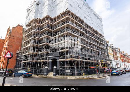 Cantiere edile con ampie impalcature nella città urbana. Londra, Regno Unito, 28 ottobre 2023 Foto Stock