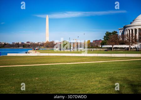 WASHINGTON DC - la costruzione della banchina del bacino del Tidal è in corso nell'angolo meridionale del bacino del Tidal il 24 novembre 2025. Questo progetto ha lo scopo di riparare e innalzare le dighe che circondano l'iconico bacino delle maree, un bacino artificiale artificiale di Washington DC. Sullo sfondo, il monumento a Washington e il Jefferson Memorial sono ben visibili. I lavori in corso affrontano il cedimento e proteggono i monumenti nazionali circostanti da inondazioni e danni strutturali. Foto Stock