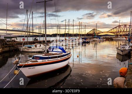 Marina al tramonto, South Queensferry, Scozia, Regno Unito Foto Stock