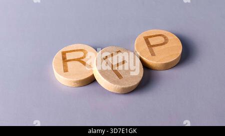 Concetto RFP (richiesta di proposta): Blocchi di legno che rappresentano le offerte commerciali e gli appalti Foto Stock