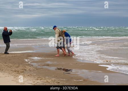 I turisti potranno sperimentare il drammatico scontro tra le onde del Mare del Nord, dello Skagerrak e del Mar Baltico, del Kattegat a Grenen, vicino a Skagen, Danimarca, Europa a maggio Foto Stock