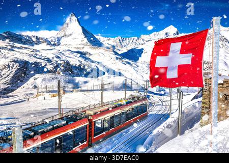 Stazione ferroviaria a cremagliera di Cervino e Gorngerat nella zona sciistica di Zermatt con vista sulla bandiera svizzera, regione Vallese nelle Alpi svizzere Foto Stock