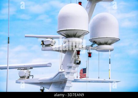 Moderno sistema radar per yacht in formato radome e antenna open array. Attrezzature nautiche. Foto Stock