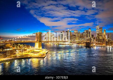 Panorama epico del centro di New York City e vista serale del ponte di Brooklyn, Stati Uniti d'America Foto Stock