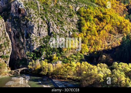 Lo storico ponte di Portitsa attraversa il fiume Venetikos all'ingresso della gola di Portitsa vicino a Spilaio, Grevena, Macedonia occidentale, Grecia. Foto Stock