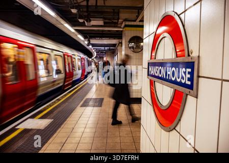 LONDRA - 29 OTTOBRE 2025: Stazione della metropolitana di Mansion House - binario East District & Circle Line Foto Stock