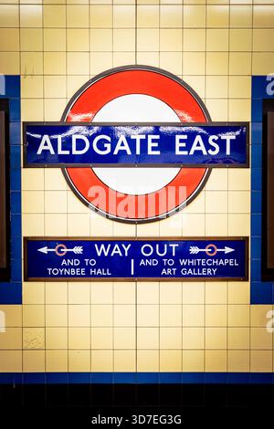 LONDRA - 29 OTTOBRE 2025: Stazione della metropolitana Aldgate East - binario in direzione est District & Hammersmith & City Line con treno in partenza Foto Stock